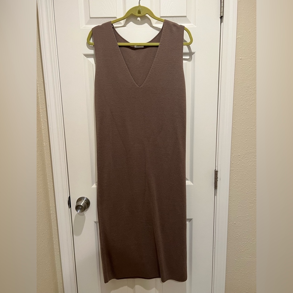 Chic Sleeveless Midi Dress in Brown